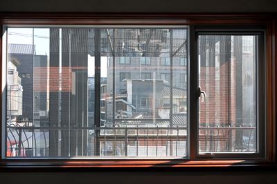 y_04_window.jpg